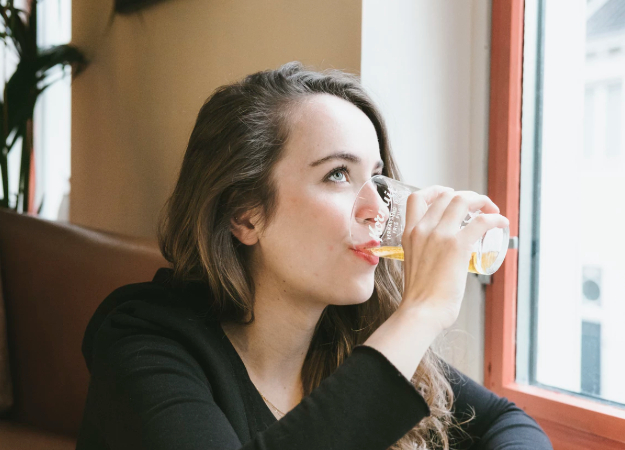 Алиса, Siri и Google так не умеют: российский голосовой помощник Санек найдет, где можно выпить - изображение обложка