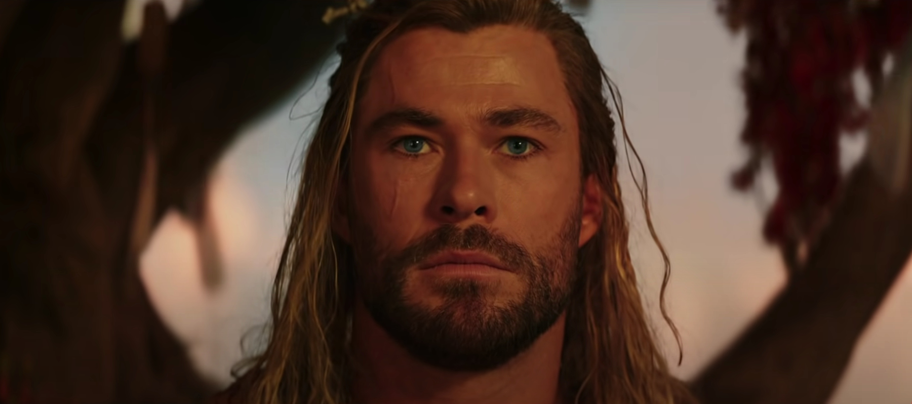 Обложка: кадр из тизера фильма «Тор: Любовь и гром» (2022)