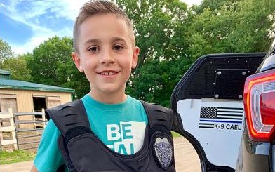 Десятилетний мальчик обеспечил бронежилетами 257 полицейских собак - изображение обложка