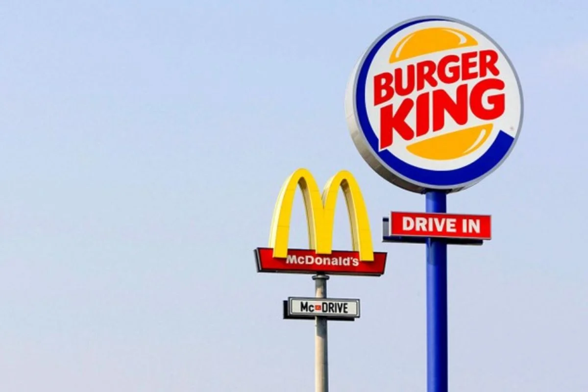 «Мы не думали, что будем просить об этом». Burger King призвала заказывать еду в McDonaldʼs - изображение обложка