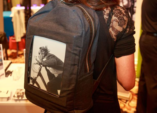 На CES 2017 представили рюкзак со встроенным E-ink экраном