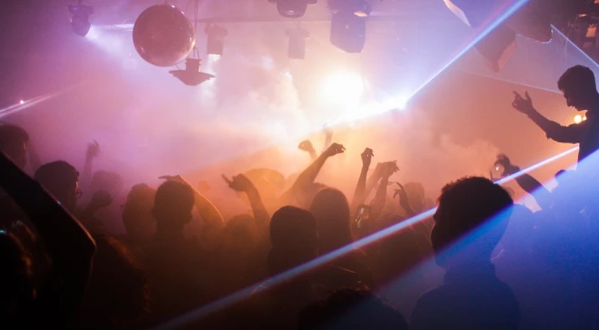 Китайцы проводят онлайн-рейвы из-за вспышки коронавируса - изображение обложка