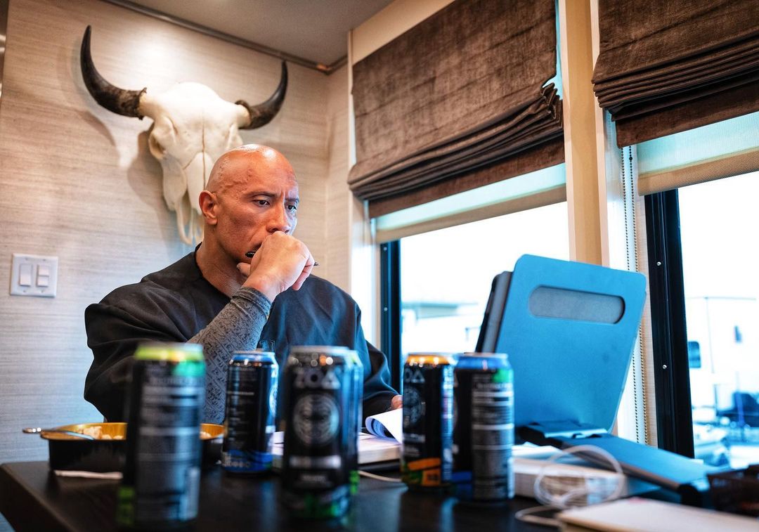 Дуэйн «Скала» Джонсон аккуратно тизерит костюм Чёрного Адама - изображение обложка