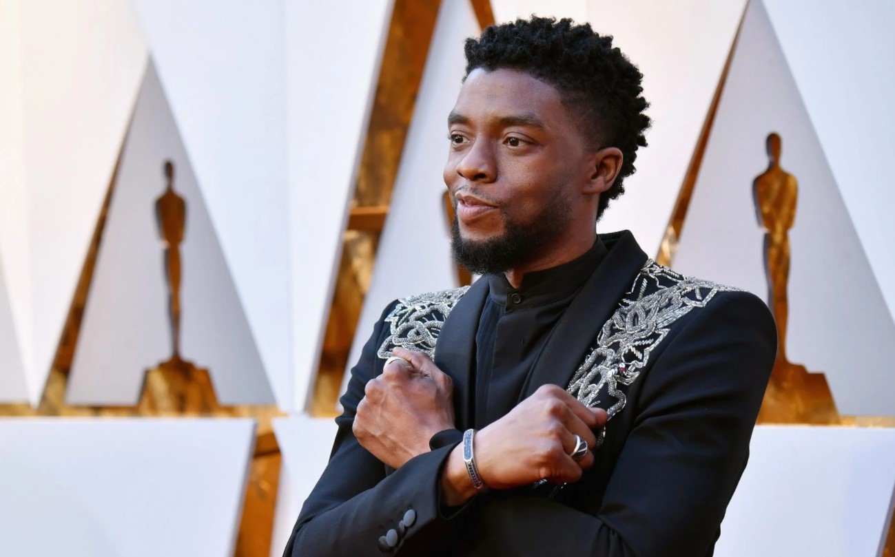 Твит о смерти Чедвика Боузмана стал самым популярным в истории Твиттера - изображение обложка