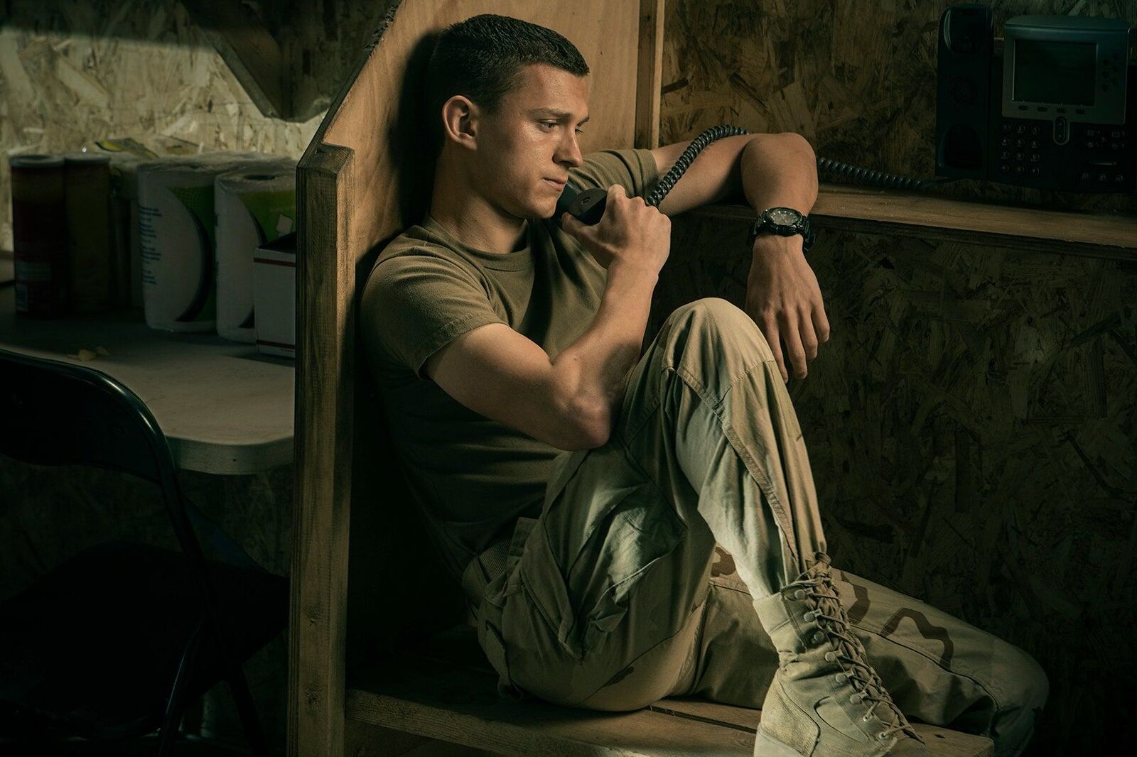 Шер или Шрек? В сети критикуют неправильный постер фильма «Черри» с Томом Холландом - изображение обложка