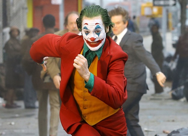 Хоакин Феникс грустит на новом кадре «Джокера» - изображение обложка