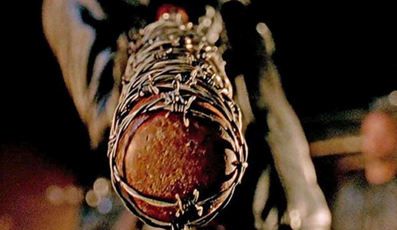 Фанат «Ходячих мертвецов» пытался пронести в самолет биту Негана - изображение обложка