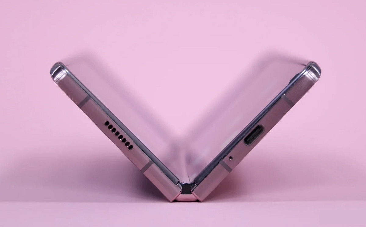 Складной флагман Samsung Galaxy Z Fold 3 показали на качественных рендерах - изображение обложка