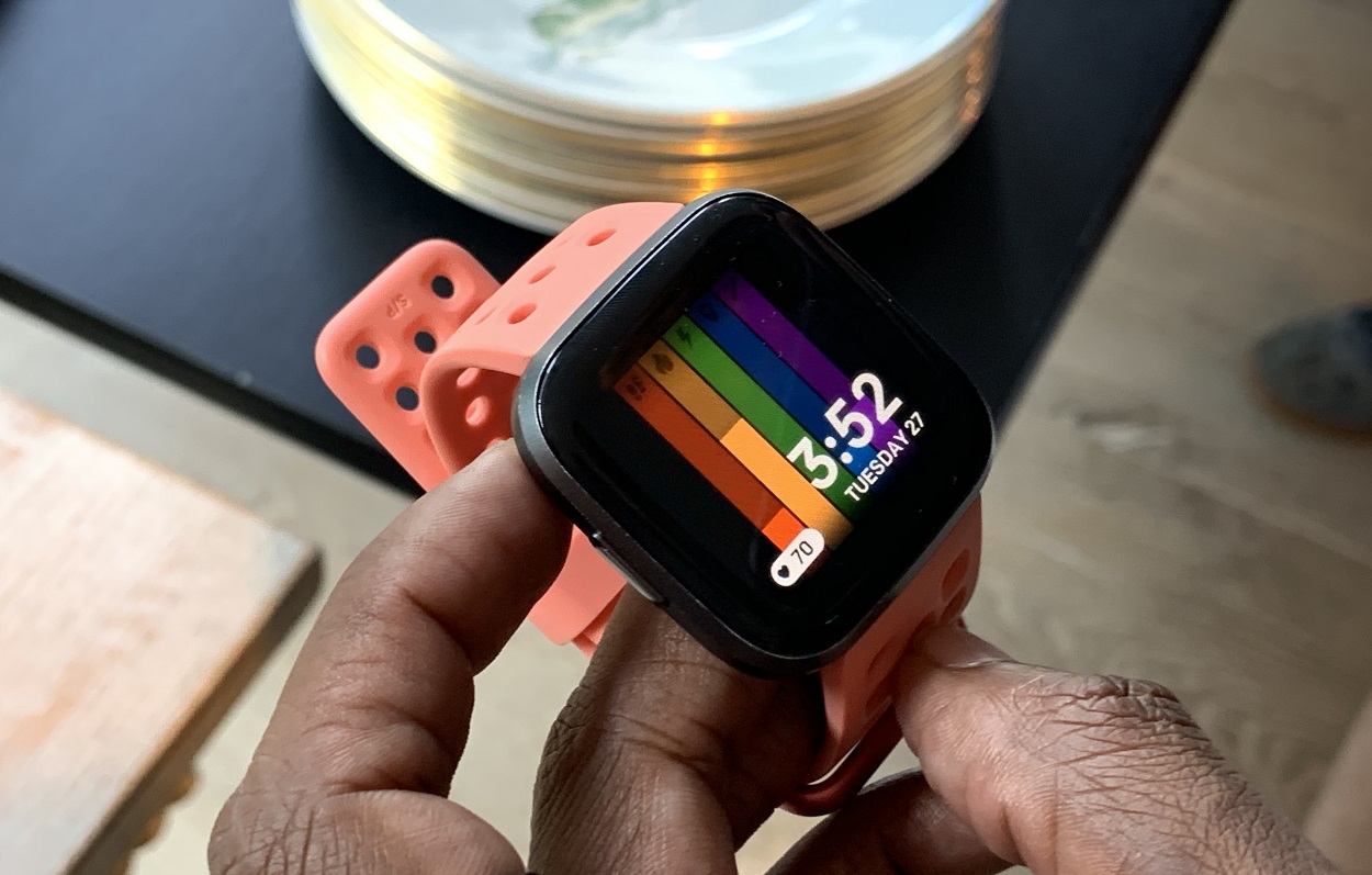 Google покупает производителя фитнес-трекеров Fitbit и запустит свои модели - изображение обложка