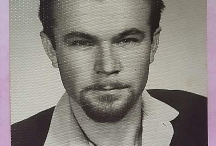 Реддитор показал фото дедушки в молодости. Его сравнили с Ди Каприо и Хемсвортом - изображение обложка