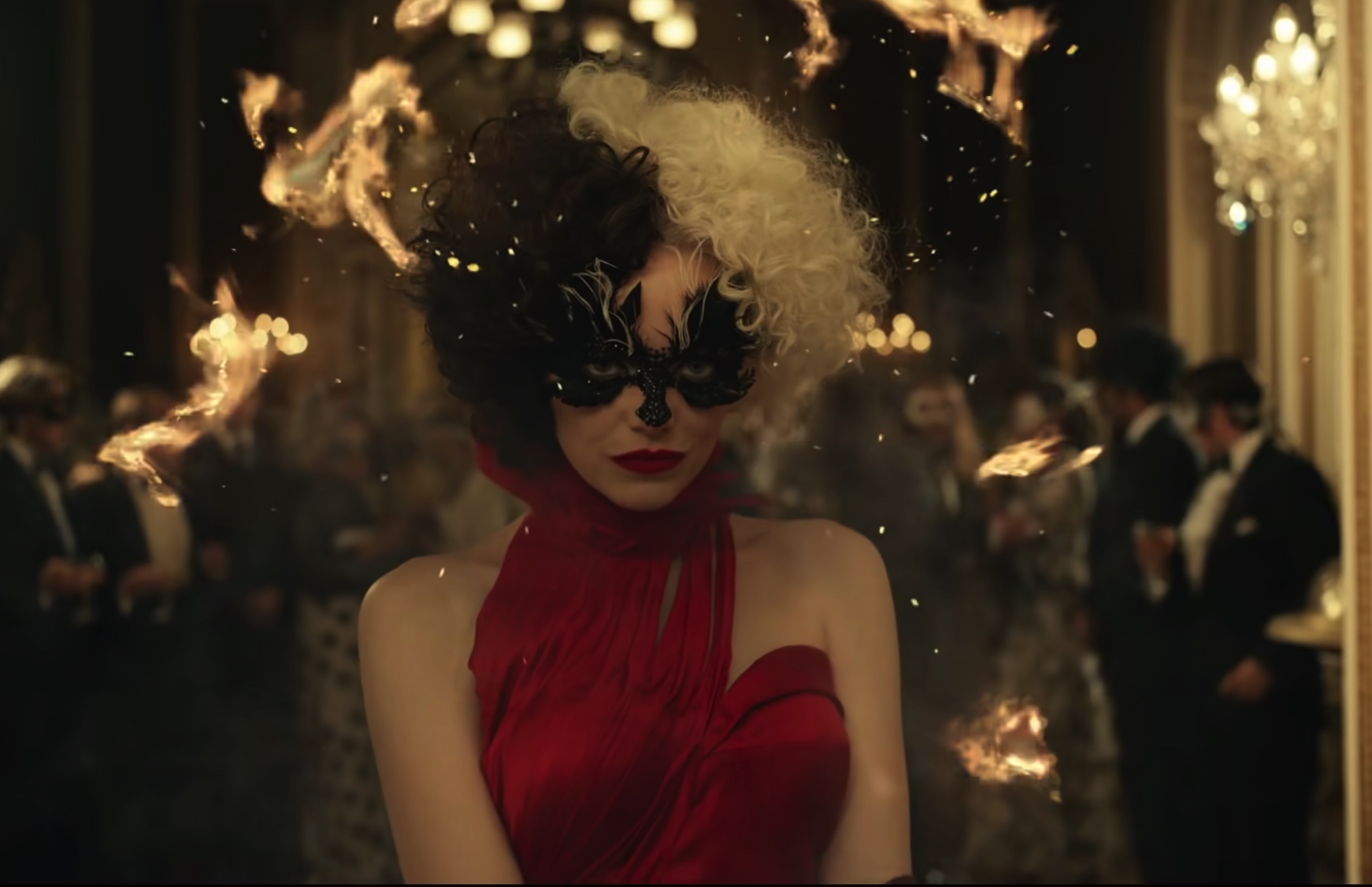 «Круэлла»: на новых фото показали роскошные костюмы из фильма - изображение обложка