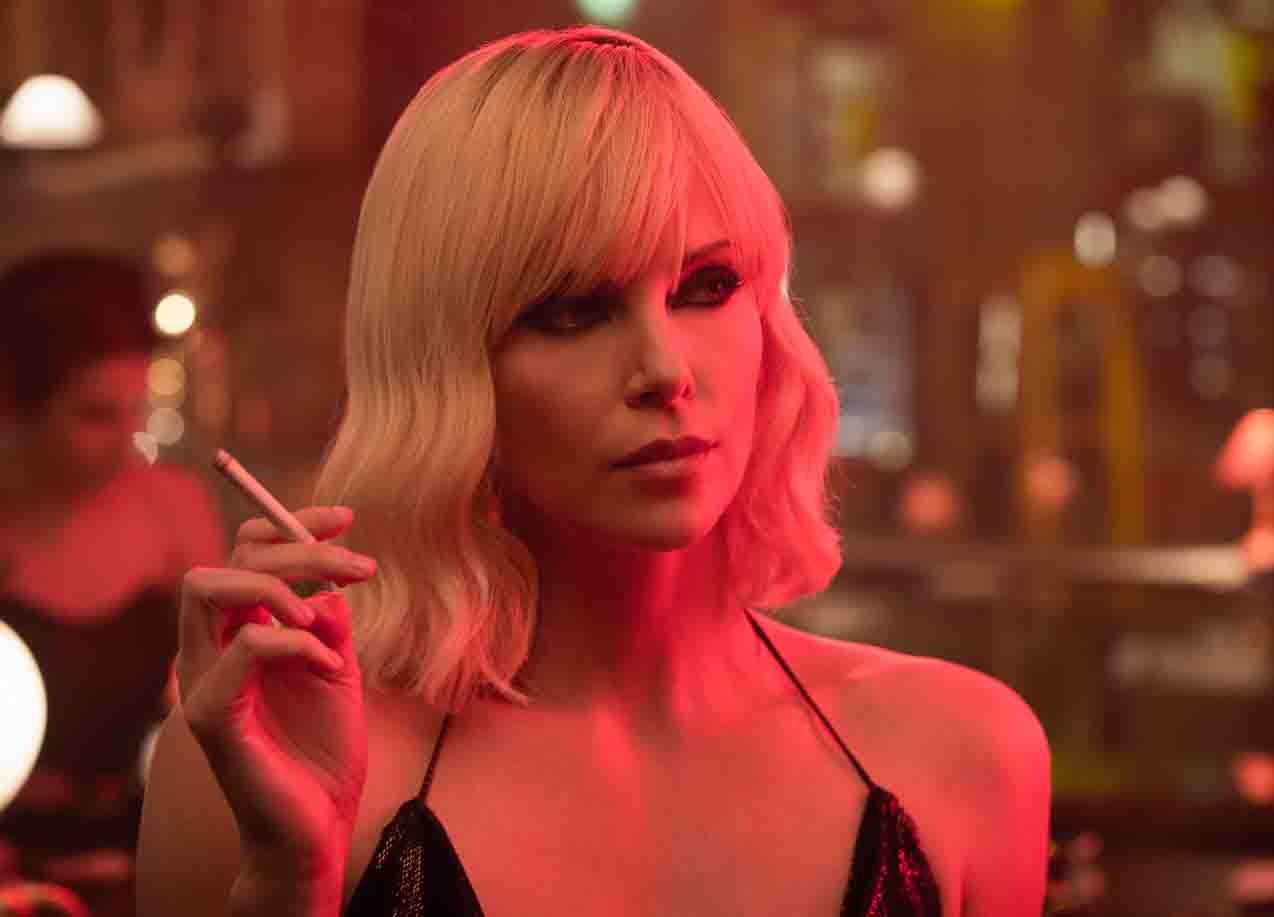 Почему Терон не бьет кулаком? Видео о драках «Взрывной блондинки» - изображение обложка