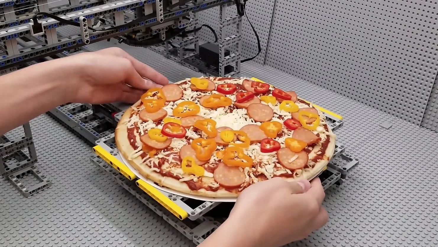 Блогер научился с помощью LEGO готовить пиццу - изображение обложка