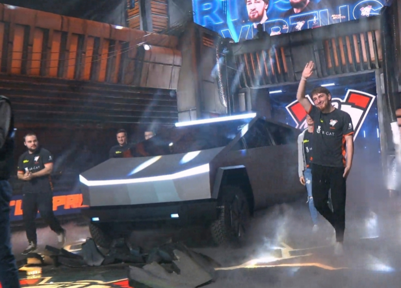 На киевском турнире по Dota 2 был замечен кибертрак - изображение обложка