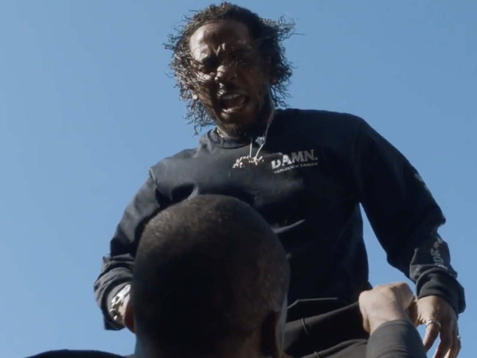 Новый клип Кендрика Ламара: жестокая уличная сага с драками и пожарами - изображение обложка