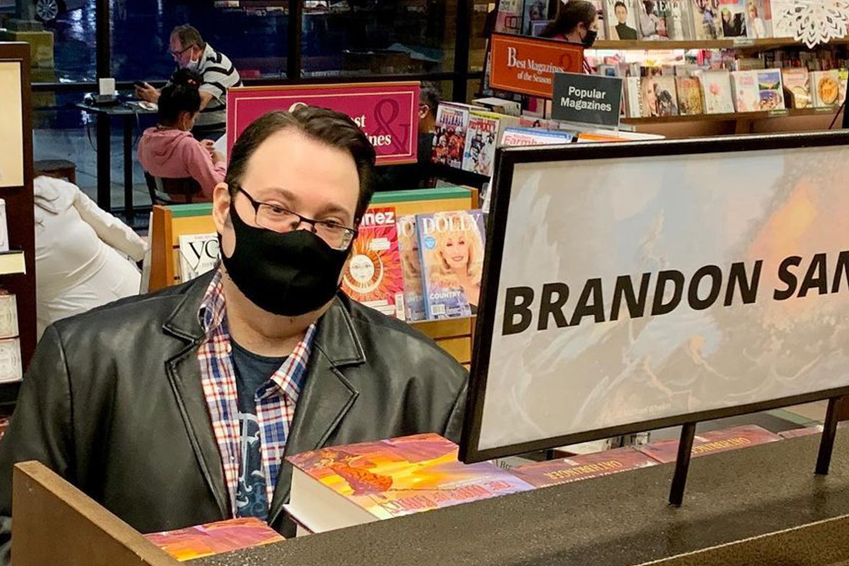 Обложка: Instagram/@brandsanderson