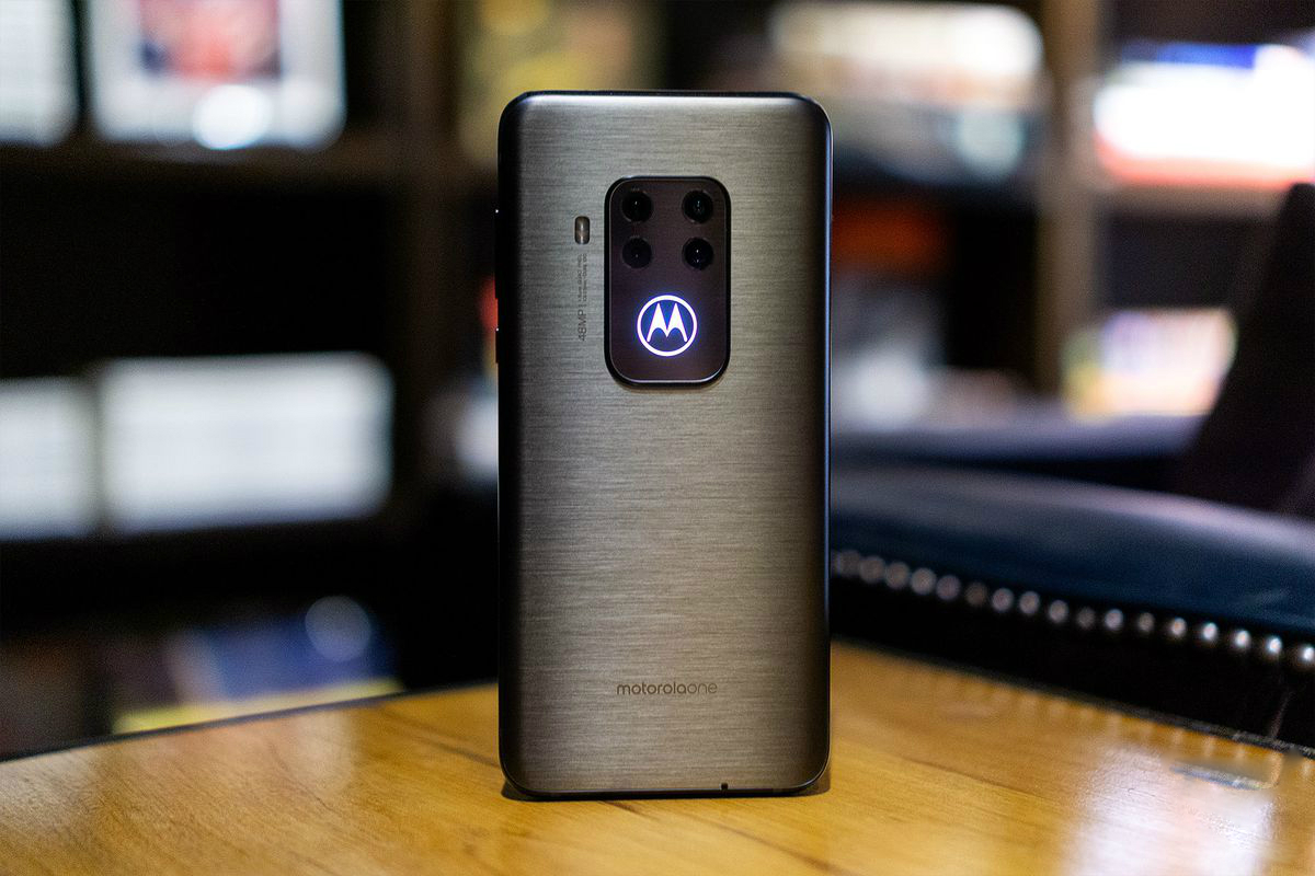 Motorola One Zoom — возможно, лучший пятикамерный смартфон для фотографий - изображение обложка