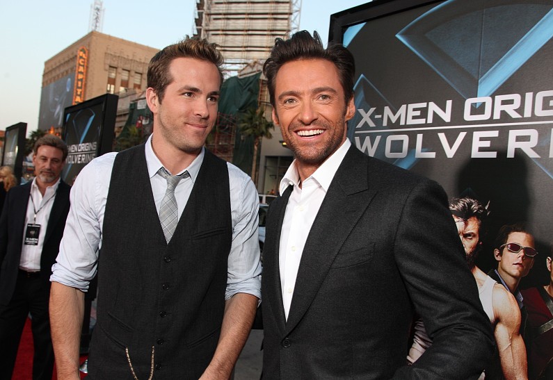 Хью Джекман оценил постер с Райаном Рейнольдсом. На нем Дэдпул призывает носить маску - изображение обложка