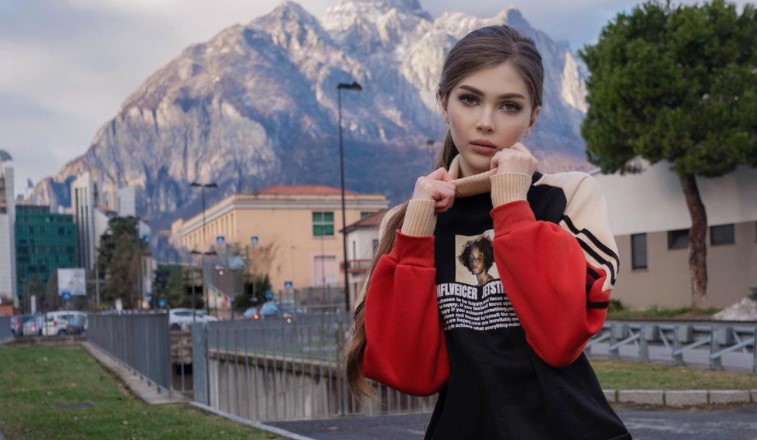 «Волчий билет»: Стримерша Карина — про ситуацию в США - изображение обложка