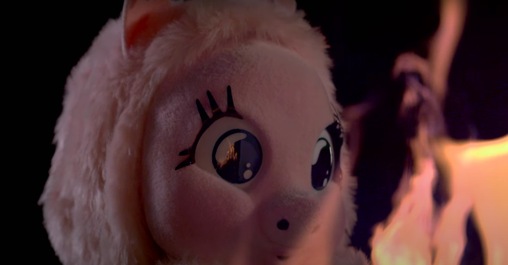 Появился первый тизер финального сезона «Убивая Еву» с символичным сжиганием вещей - изображение обложка