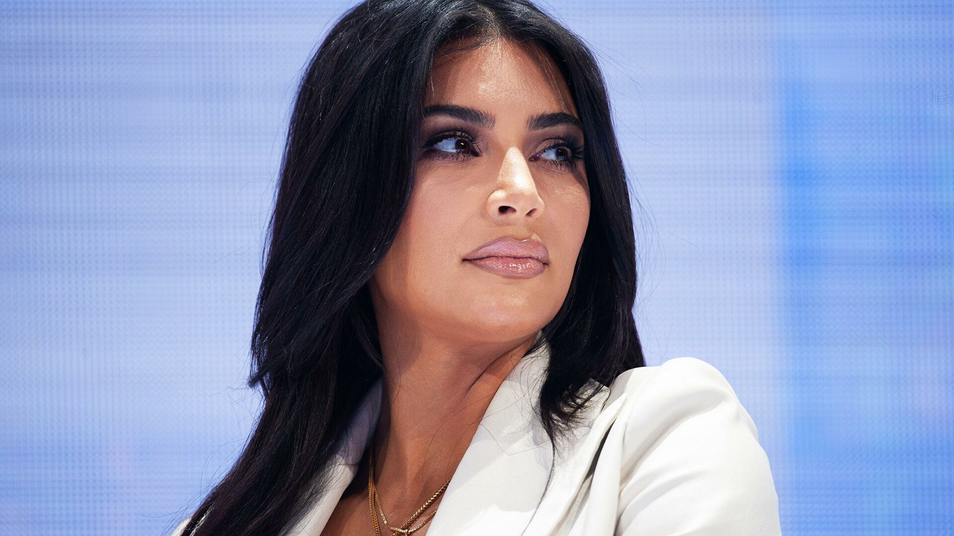 Ким Кардашьян попала в список миллиардеров по версии Forbes - изображение обложка