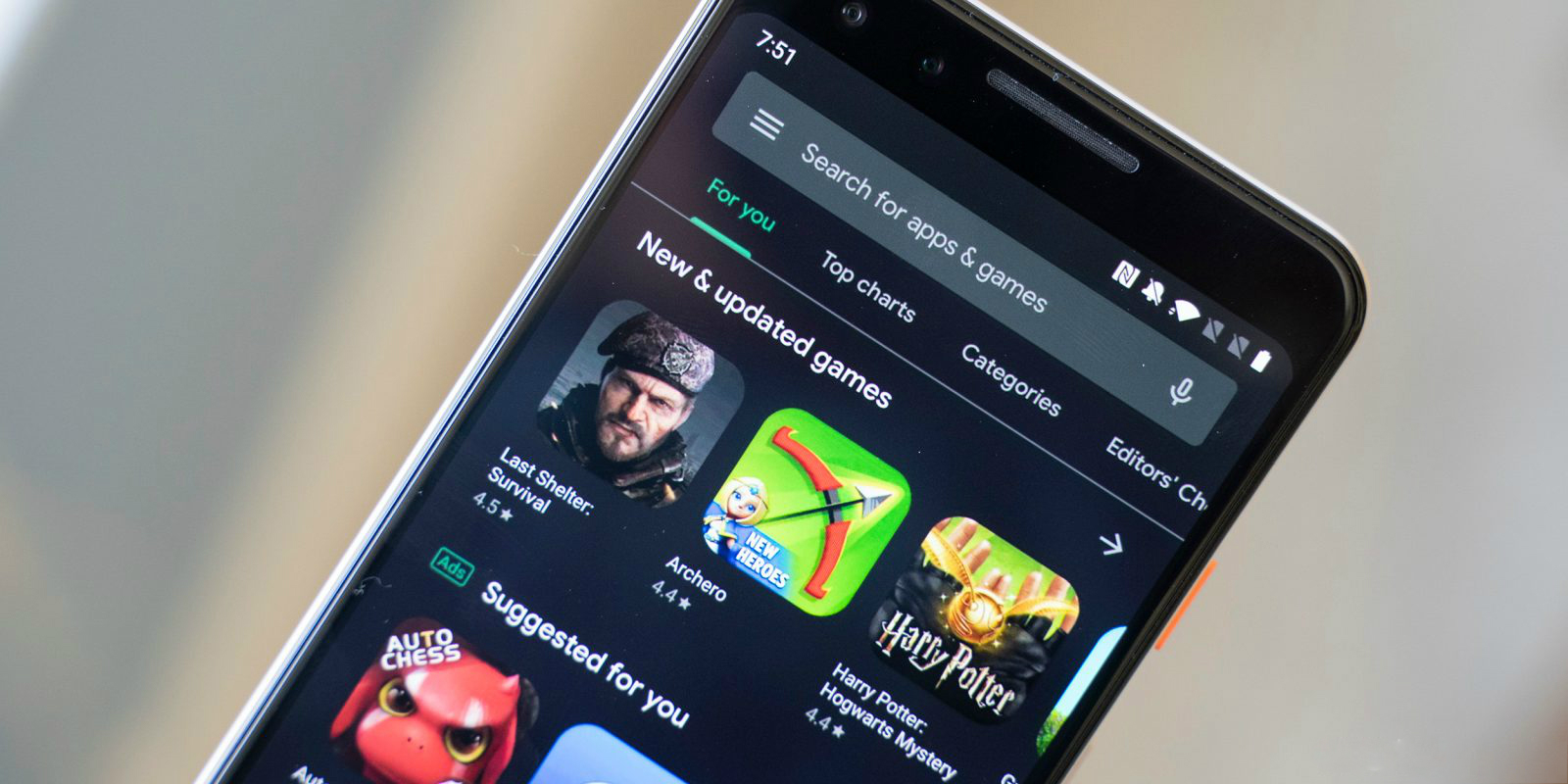 Магазин приложений Google Play стал черным для всех Android-смартфонов - изображение обложка