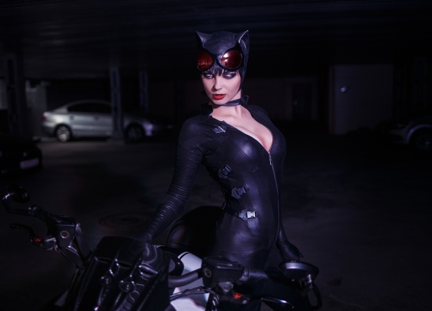 Умопомрачительная Женщина-кошка снова в деле в новом прекрасном косплее - изображение обложка