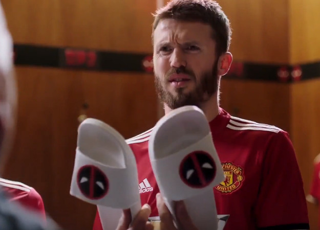 Дэдпул заручился поддержкой ФК «Манчестер Юнайтед» в новом рекламном ролике - изображение обложка