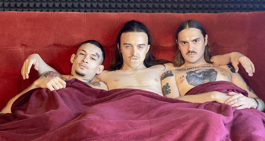 Моргенштерн, лидер Little Big и Томми Кэш сделали фото в одной постели - изображение обложка