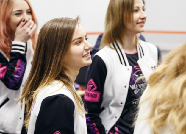 Riot наказала мужскую команду по League of Legends за «бан» 5 саппортов против женской команды - изображение обложка