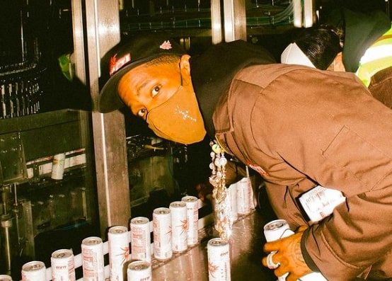 Трэвис Скотт выпустил новые кроссовки и коллекцию одежды - изображение обложка