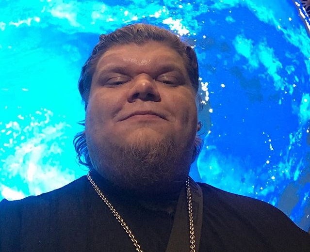 Поп добрался до Instagram и TikTok. Новая звезда соцсетей — отец Евгений - изображение обложка