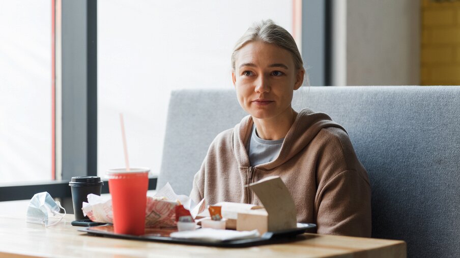 Сериал «Контейнер» с Филиппом Янковским и Оксаной Акиньшиной покажут на Apple TV+ - изображение обложка