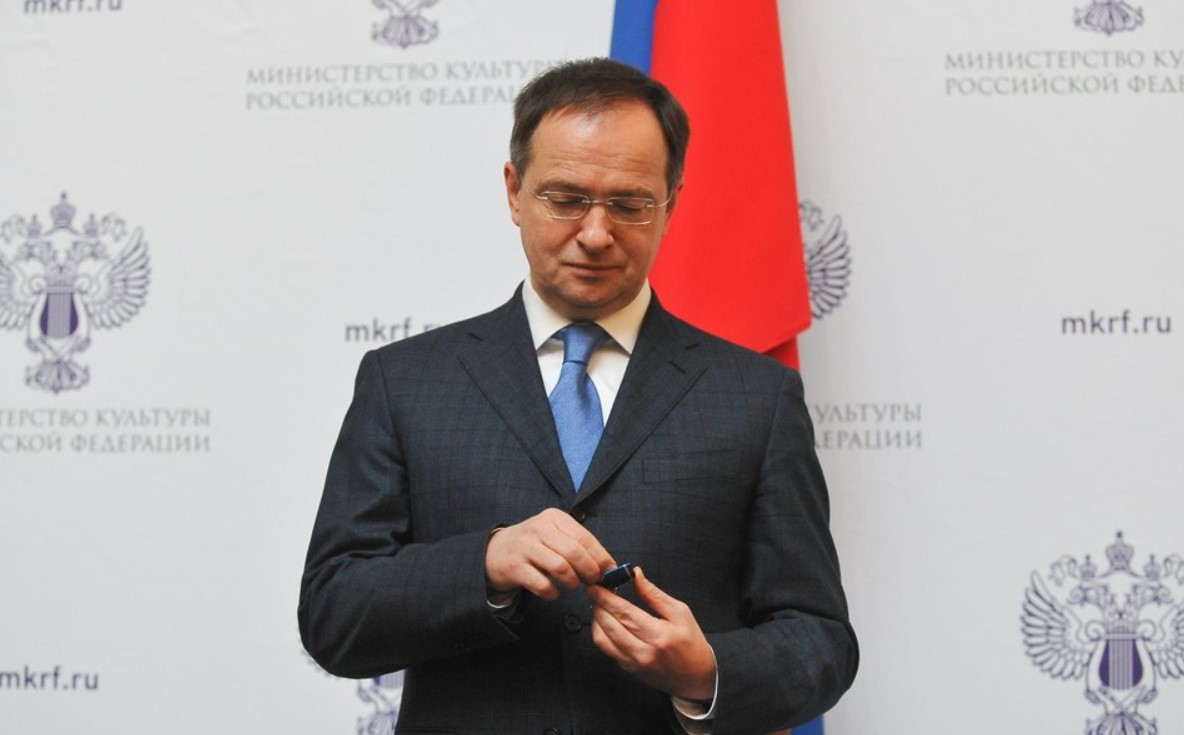 Названы новые полномочия Мединского. Чем займется бывший министр культуры России? - изображение обложка