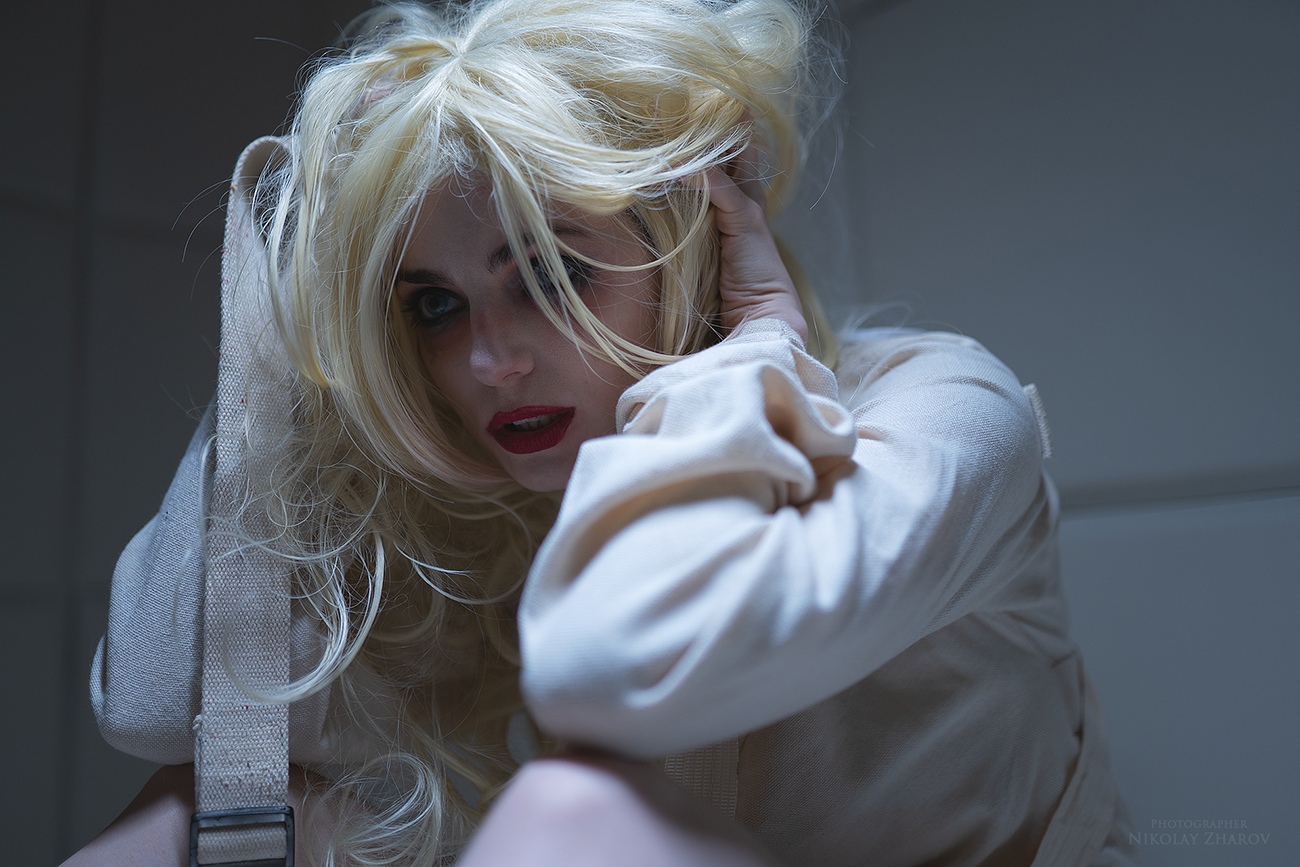 Российская косплеерша предстала в жутком образе Харли Квинн из психбольницы Аркхем - изображение обложка