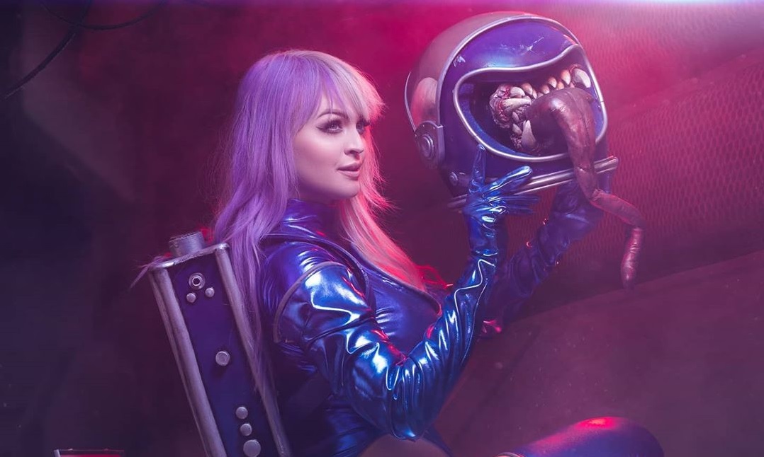 Стримерша с Twitch показала откровенный косплей персонажа Among Us - изображение обложка