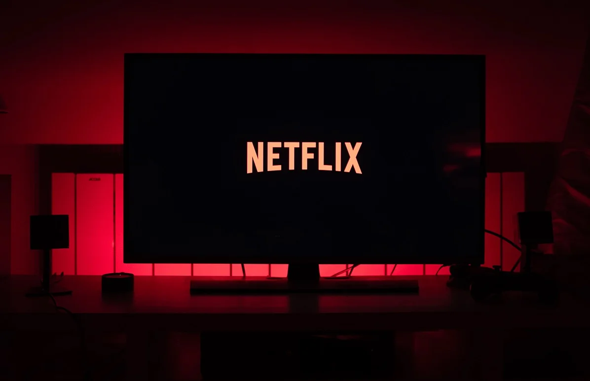 Какие новые фильмы и сериалы смотреть на Netflix в декабре - изображение обложка