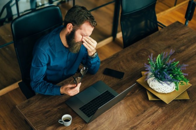 Россияне боятся увольнения. Это касается трети работающих людей - изображение обложка