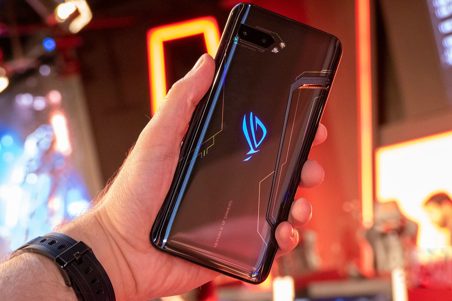 В России выходит игровой смартфон Asus ROG Phone 2 с батареей на 6000 мАч - изображение обложка
