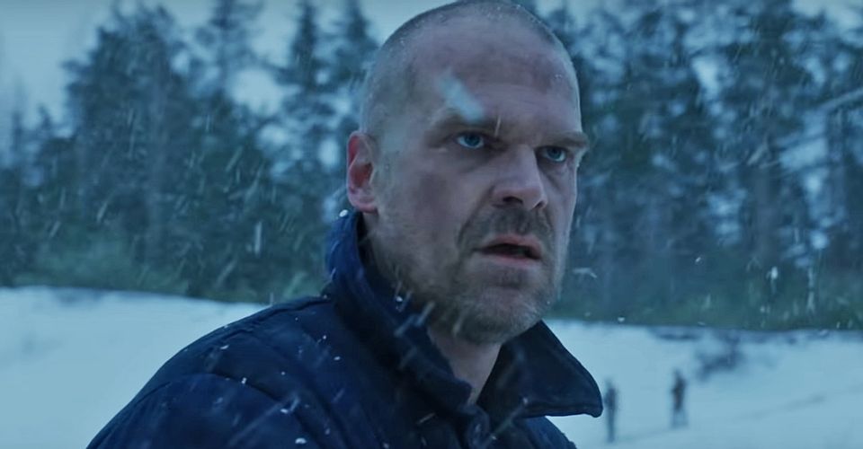 Дэвид Харбор сказал, что 4 сезон «Очень странных дел» покажет шерифа Хоппера с новой стороны - изображение обложка