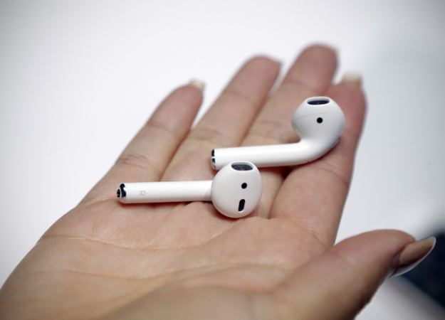 Apple выпустила обновленные AirPods: теперь с беспроводной зарядкой и голосовой активацией Siri - изображение обложка