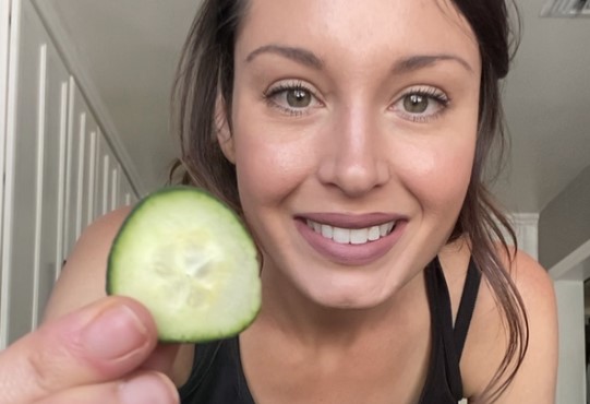 Тиктокерша показала, как «доить» огурец. В интернете все в шоке от вкуса овоща - изображение обложка