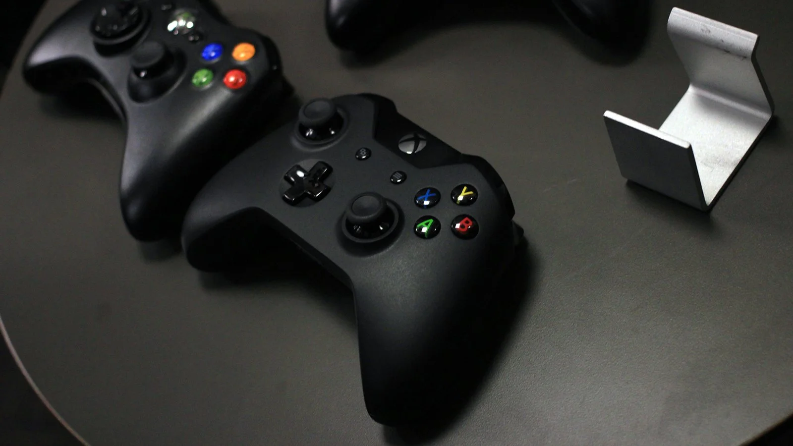 Xbox One сможет поддерживать 8 геймпадов одновременно - изображение обложка