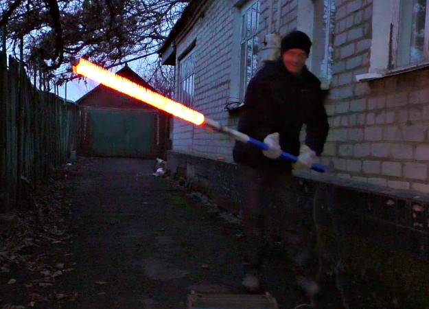 Безумный блогер KREOSAN сделал меч джедая и приготовил на нем сосиски - изображение обложка