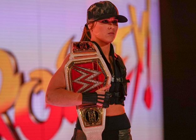 Ронда Раузи вышла на матч WWE в костюме Сони Блейд. Увы, обошлось без фаталити - изображение обложка