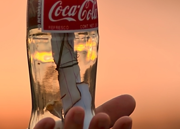 Coca-Cola предлагает записать голосовое поздравление в бутылку - изображение обложка