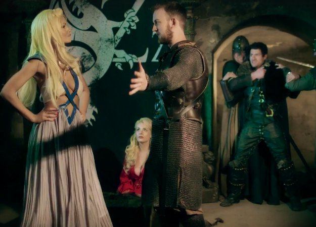 Джон Сноу призывает Серсею к миру в новом порно по «Игре престолов» - изображение обложка