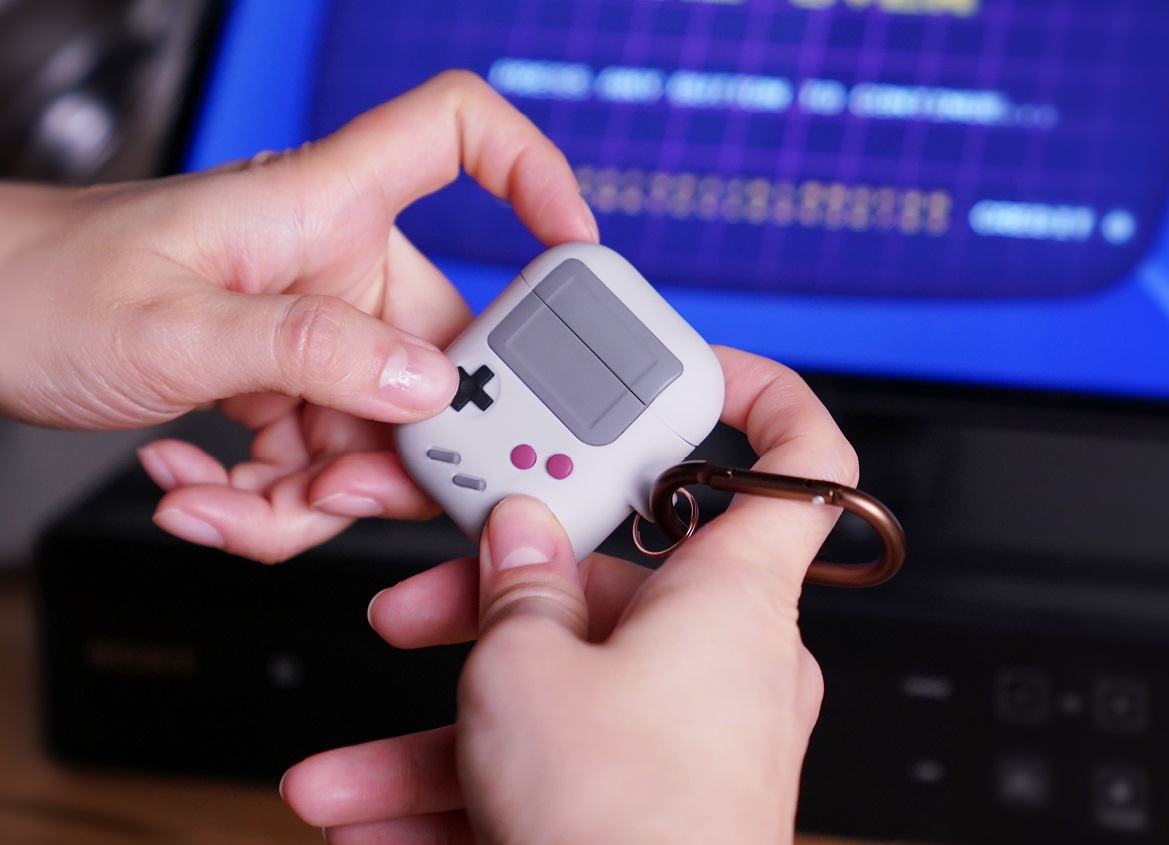 Дайте два: чехол для AirPods в виде Nintendo Game Boy стоит 900 рублей - изображение обложка