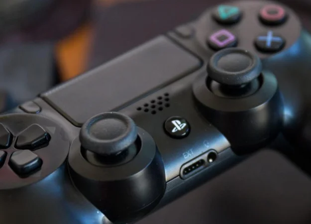 Слух: в сети появились фотографии контроллера PlayStation 5 - изображение обложка