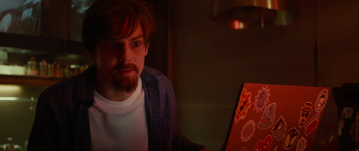 Обложка: кадр из фильма «Молодой человек» (2022)